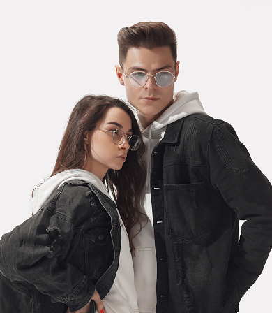 Парень с девушкой в модной одежде